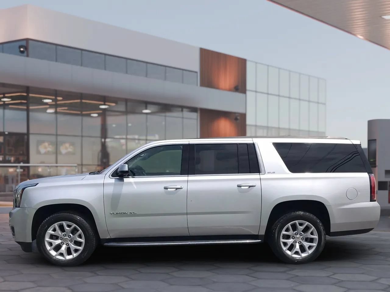 Used 2019 GMC Yukon XL SLE w/ SLE Value Package AWD/4WD image 8