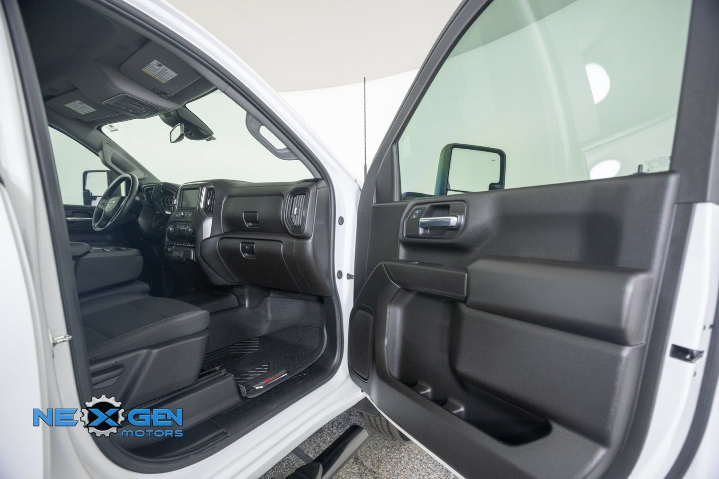 Used 2025 Chevrolet Silverado 2500 Custom w/ Custom Value Package AWD/4WD image 5