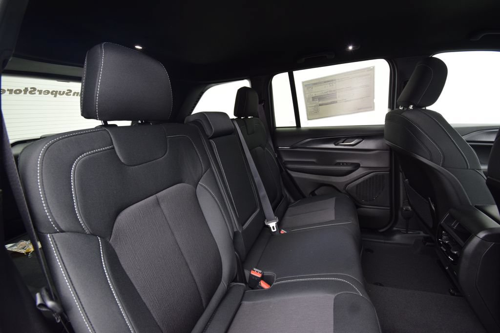 New 2026 Jeep Grand Cherokee Laredo AWD/4WD image 17