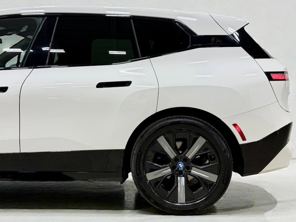 Used 2022 BMW iX xDrive50 w/ Premium Package image 8
