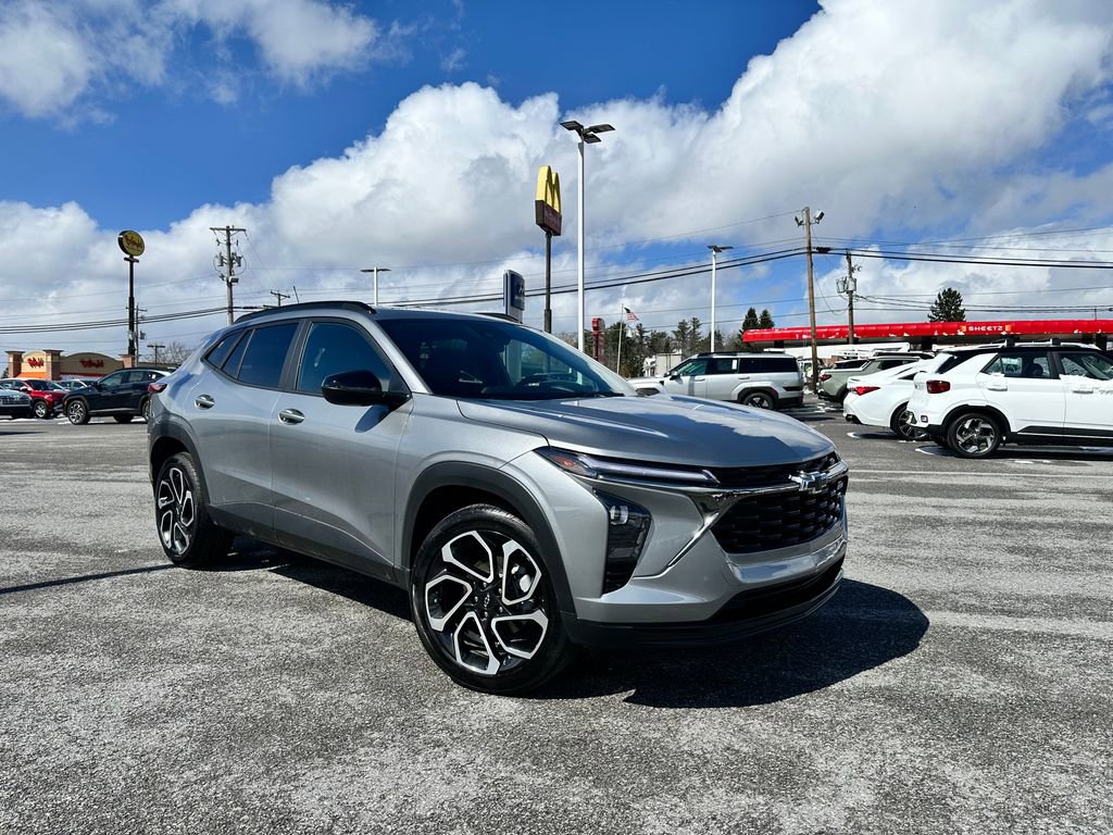 Used 2025 Chevrolet Trax RS w/ Sunroof Package image 1