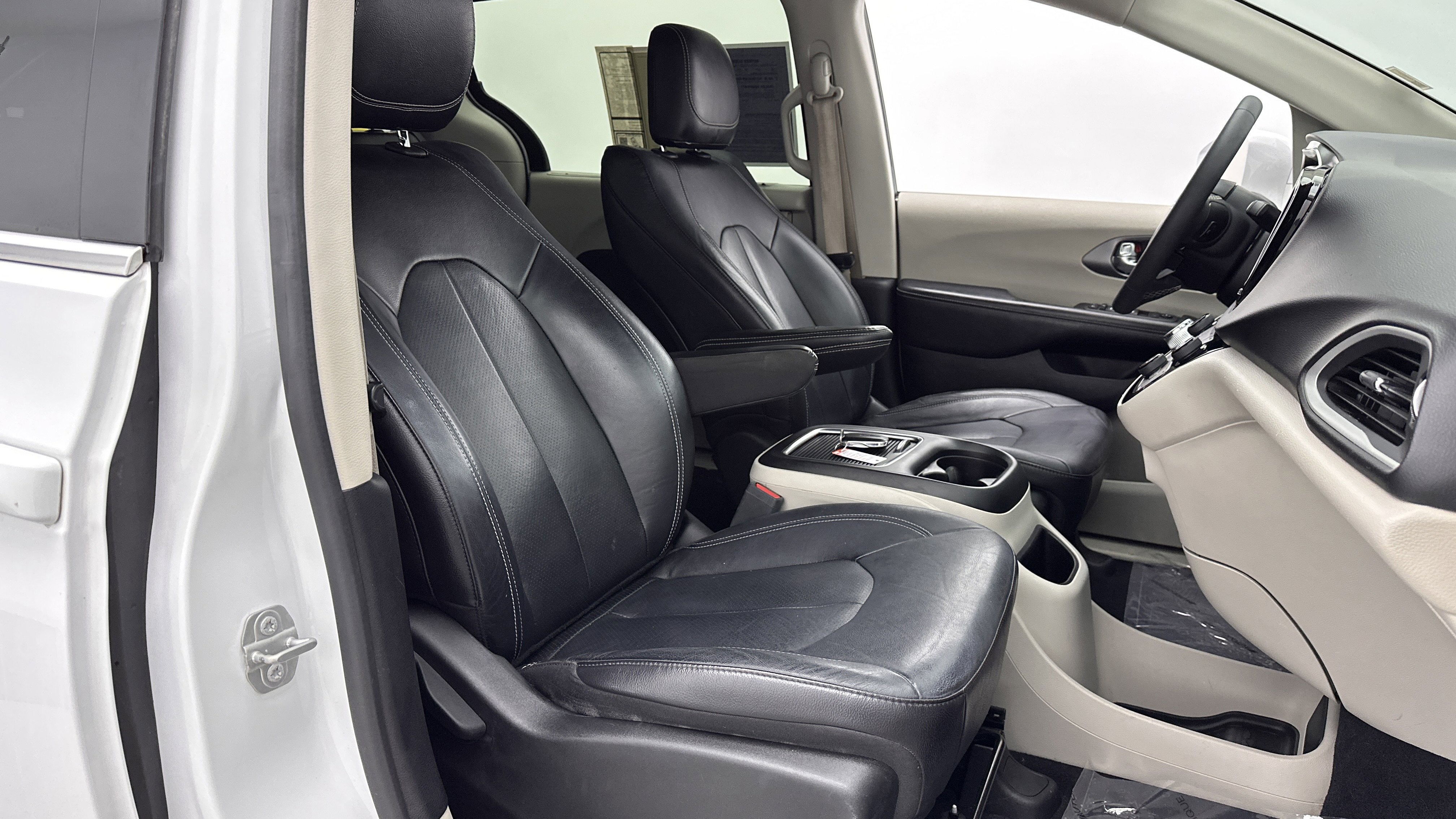Used 2022 Chrysler Pacifica Touring-L FWD image 31