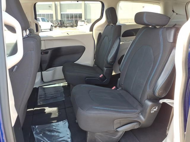 Used 2021 Chrysler Pacifica Touring image 12