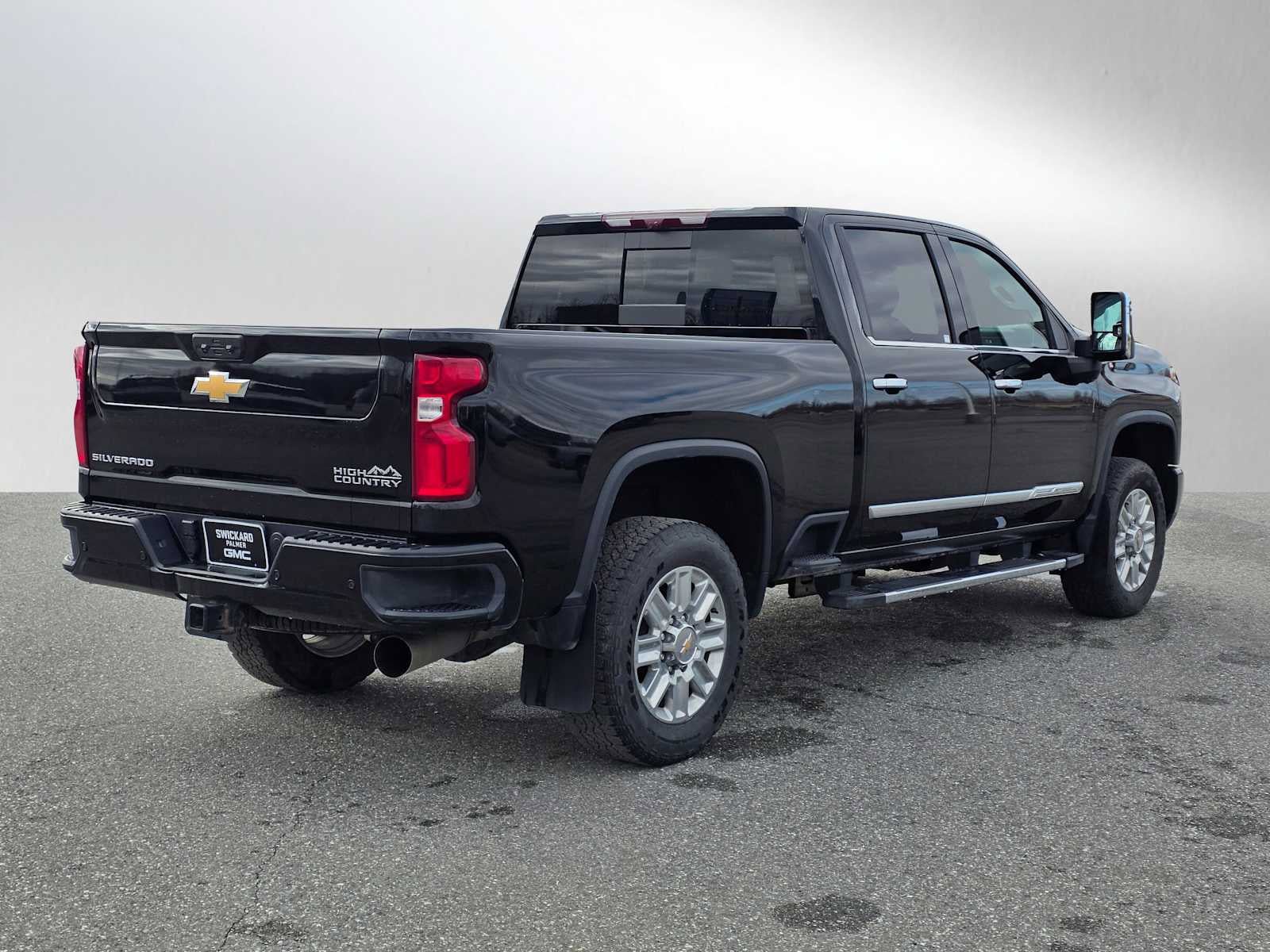 Used 2024 Chevrolet Silverado 2500 High Country w/ High Country Premium Package AWD/4WD image 3