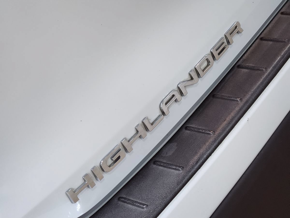 Used 2022 Toyota Highlander XLE FWD image 25