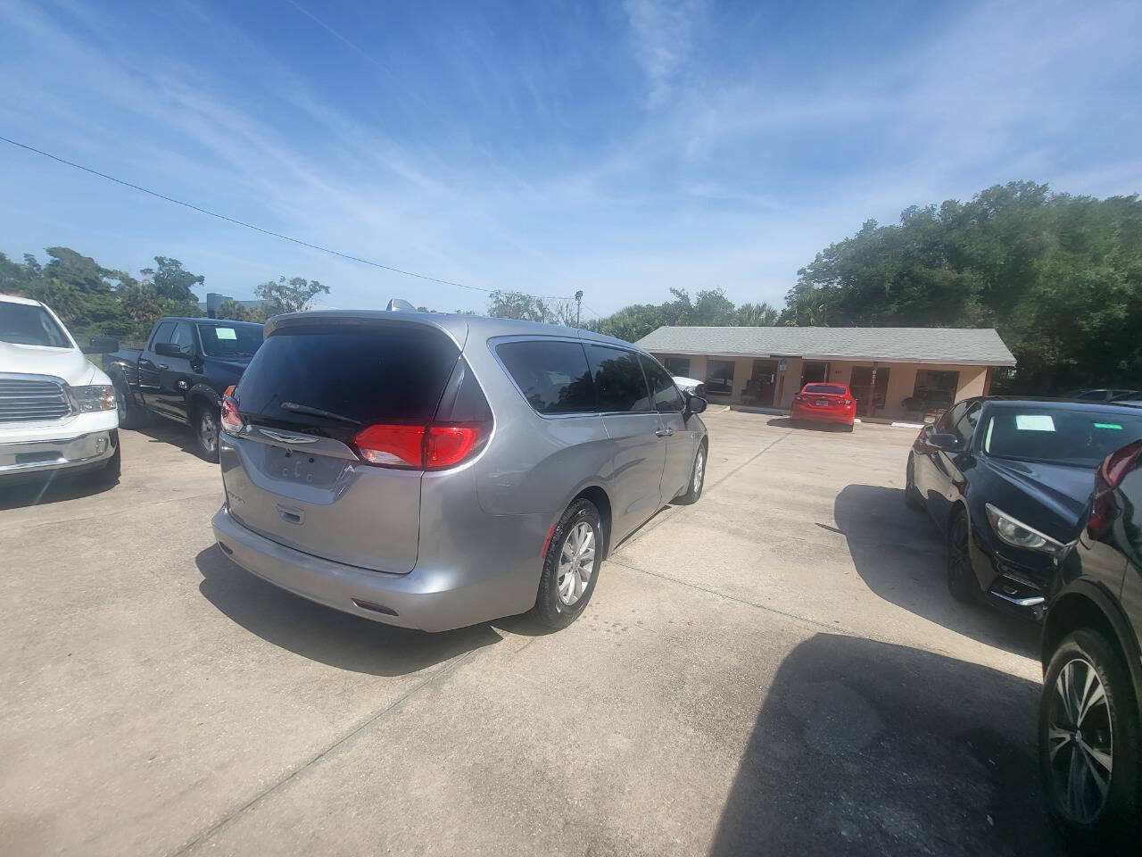 Used 2017 Chrysler Pacifica Touring w/ Tire & Wheel Group FWD image 25