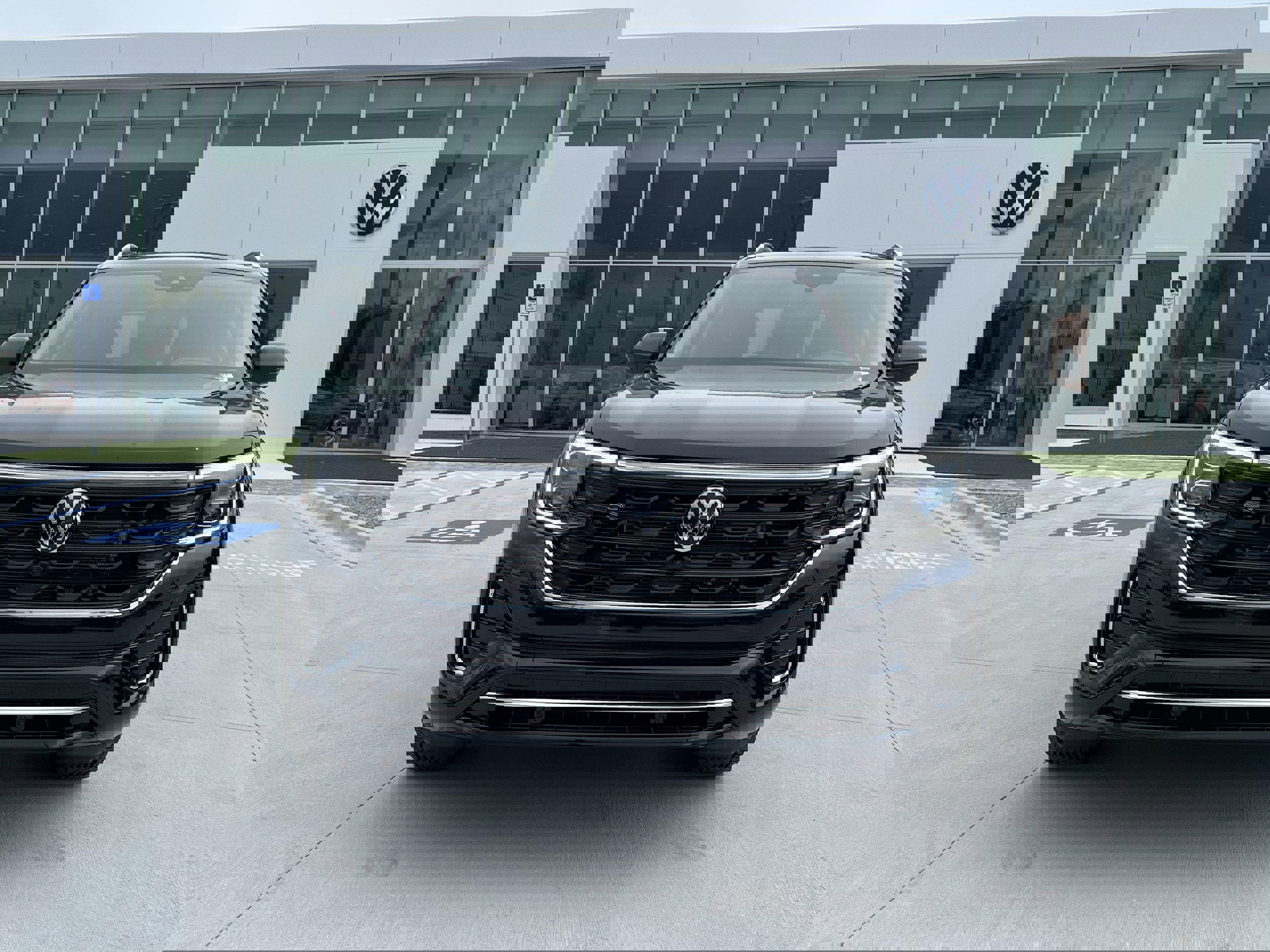 New 2025 Volkswagen Atlas SEL Premium R-Line image 2