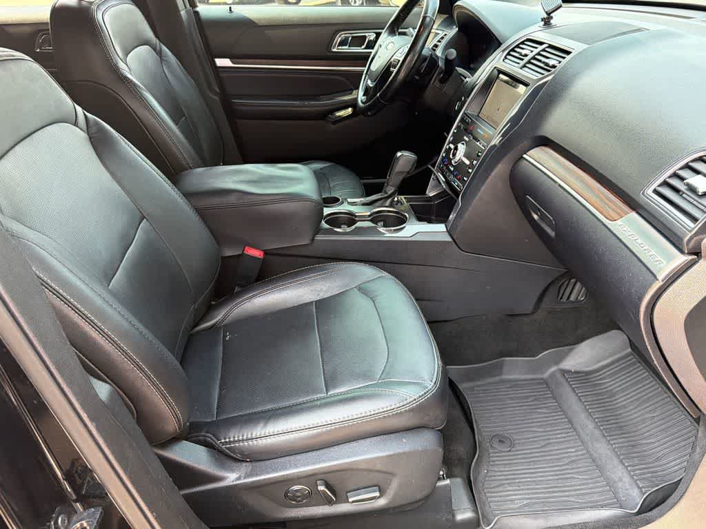 Used 2017 Ford Explorer Limited w/ Equipment Group 301A FWD image 12