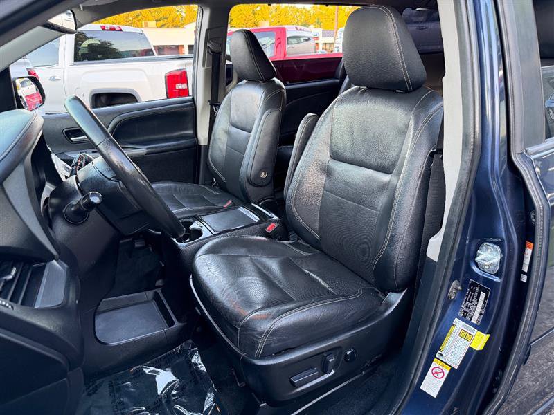 Used 2018 Toyota Sienna SE Premium w/ Carpet Mat Package FWD image 13