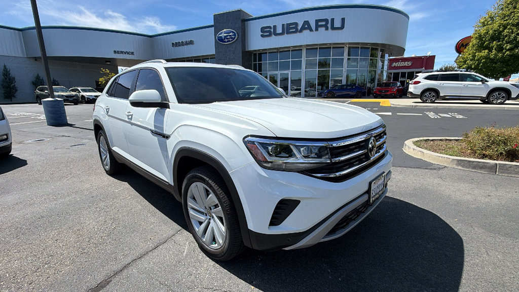 Used 2020 Volkswagen Atlas Cross Sport SE w/ Panoramic Sunroof Package FWD image 2