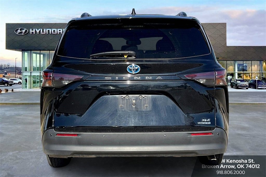 Used 2024 Toyota Sienna XLE image 4