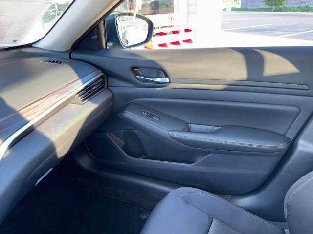 Used 2025 Nissan Altima 2.5 SV image 17