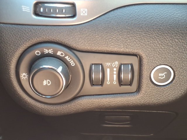 Used 2019 Jeep Cherokee Latitude Plus w/ Comfort/Convenience Group AWD/4WD image 22