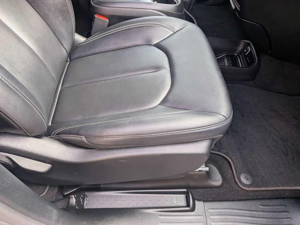 Used 2025 Chrysler Pacifica Select image 29