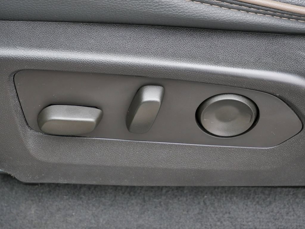 Used 2024 GMC Canyon Denali image 33