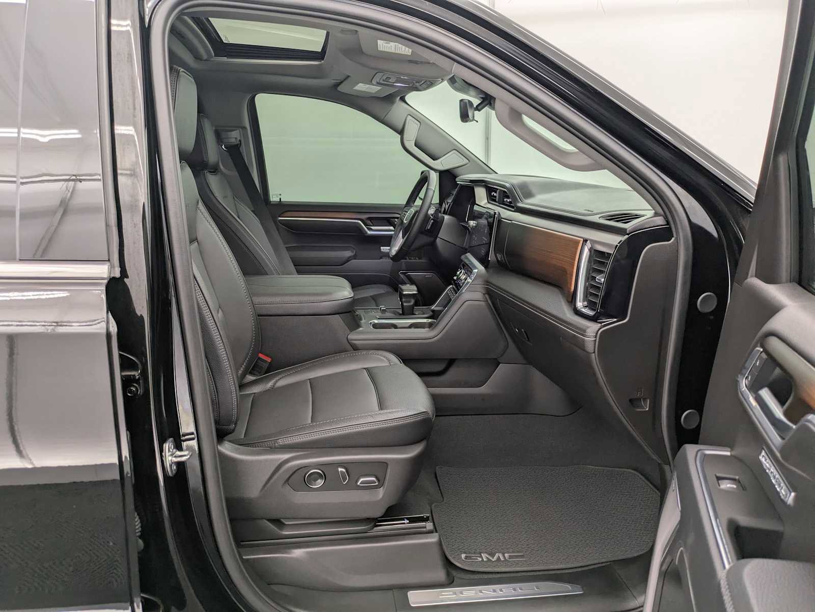 Used 2025 GMC Sierra 1500 Denali w/ Technology Package AWD/4WD image 21