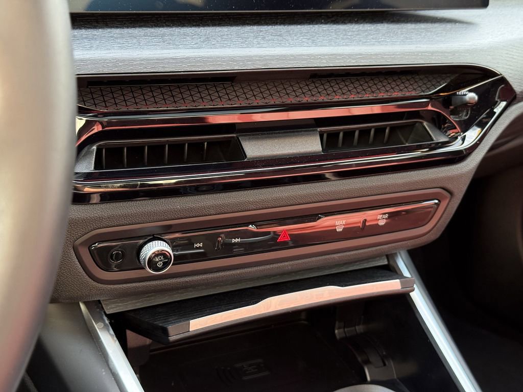 Used 2025 BMW 330i xDrive Sedan w/ M Sport Package image 28