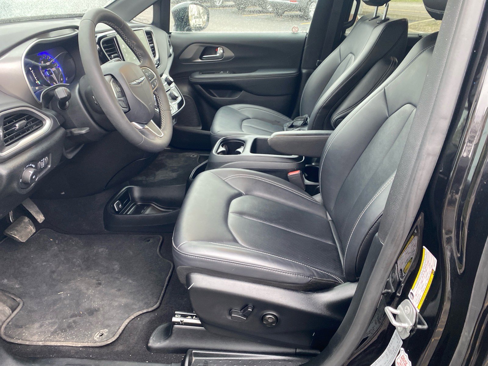 Used 2025 Chrysler Pacifica Select image 9