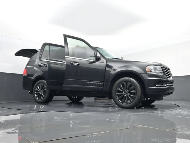Used 2015 Lincoln Navigator 2WD image 38
