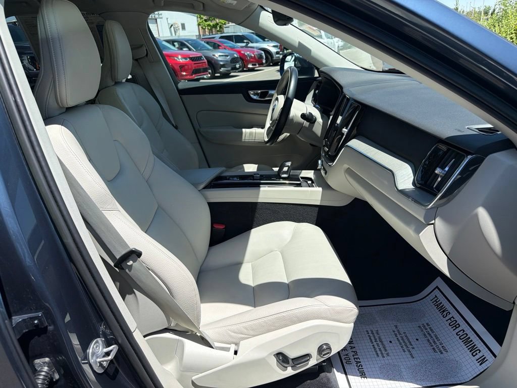Used 2023 Volvo XC60 B5 Plus AWD/4WD image 12