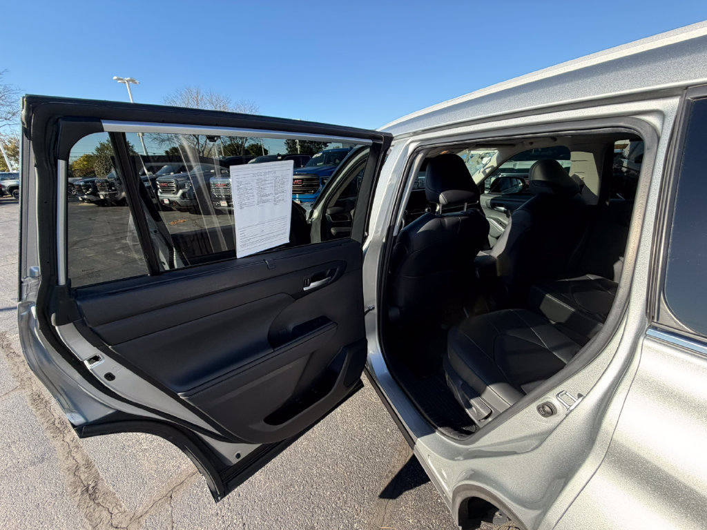 Used 2024 Toyota Highlander XLE FWD image 32