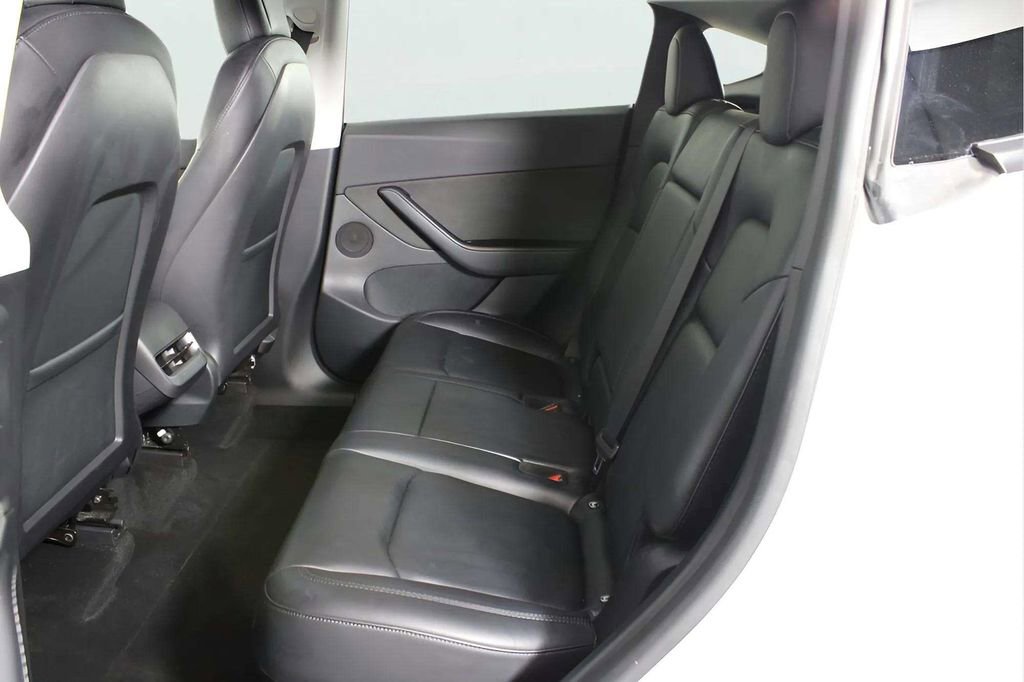 Used 2022 Tesla Model Y Long Range image 18
