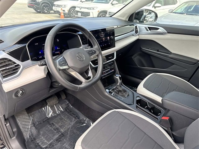 Certified 2025 Volkswagen Taos SE image 12