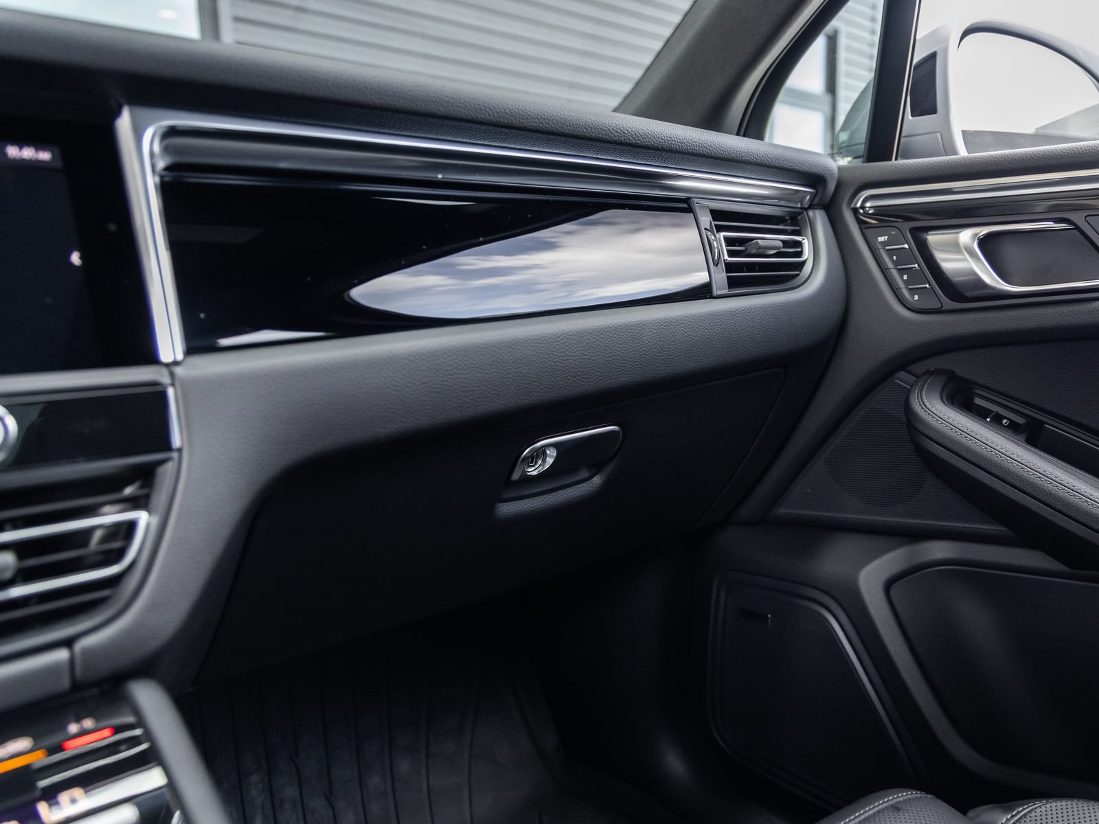 Certified 2026 Porsche Macan AWD/4WD image 33
