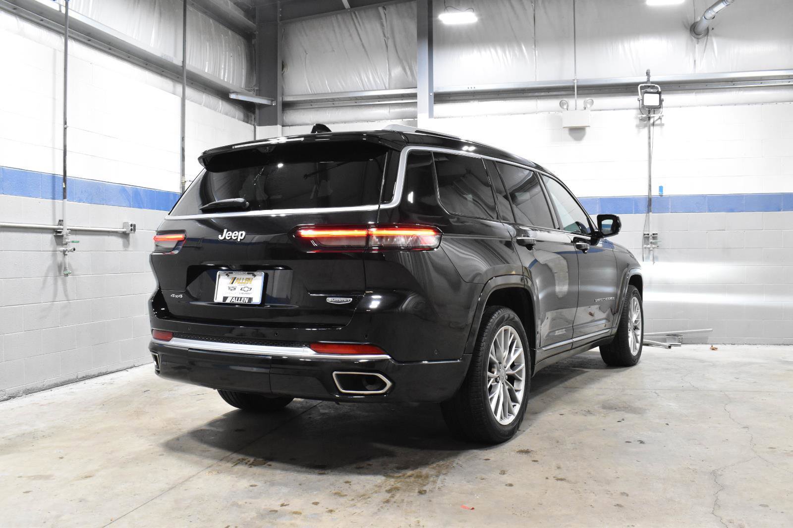 Used 2023 Jeep Grand Cherokee L Summit w/ Advanced Protech Group IV image 32