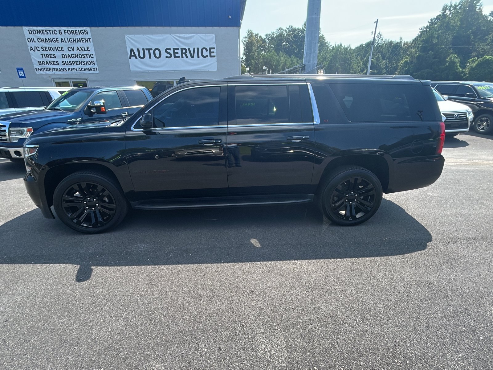 Used 2017 Chevrolet Suburban LT w/ Luxury Package RWD image 2
