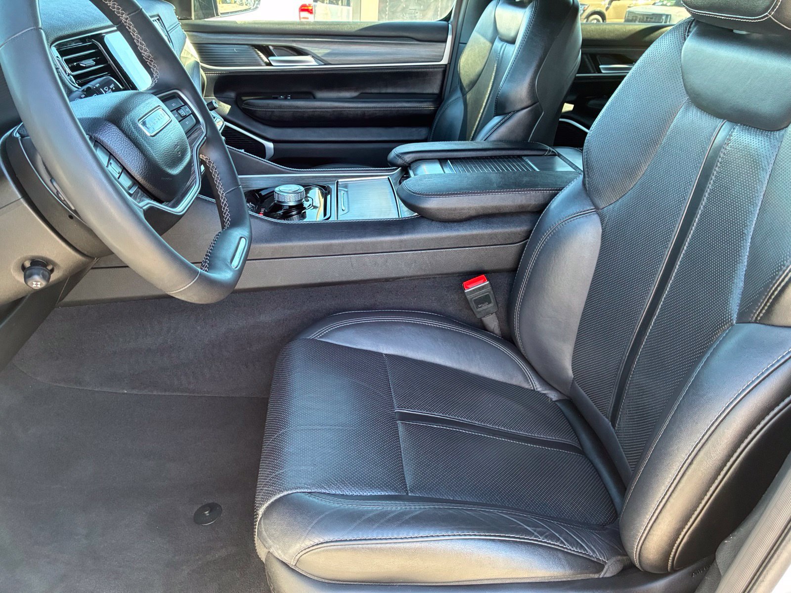 Used 2024 Jeep Wagoneer Series II w/ Flexible Seating Group RWD image 13