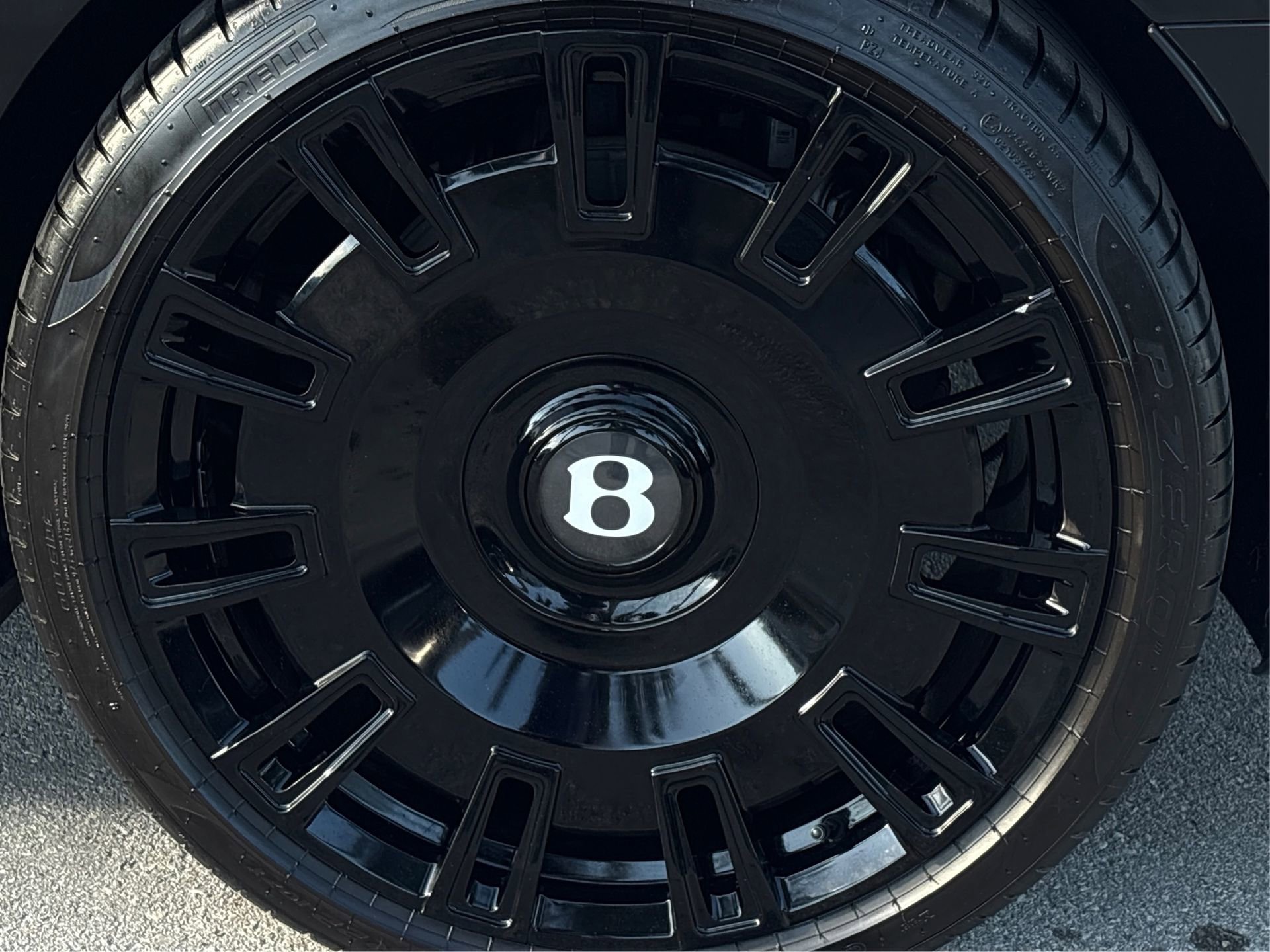 Used 2023 Bentley Flying Spur V8 image 13