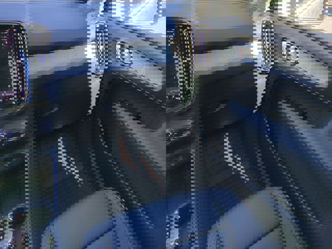 New 2025 Volvo XC40 B5 Core w/ Protection Package Premier image 16