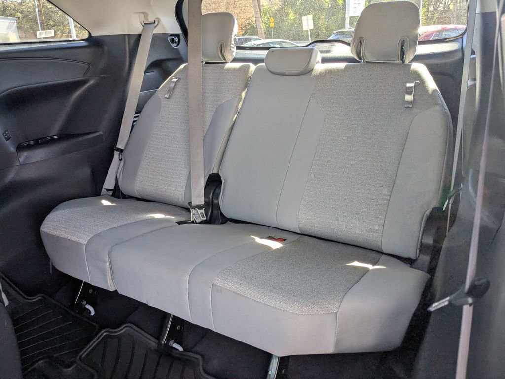 Used 2025 Toyota Sienna LE image 24