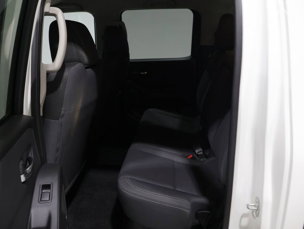 Used 2024 Nissan Frontier SV AWD/4WD image 17