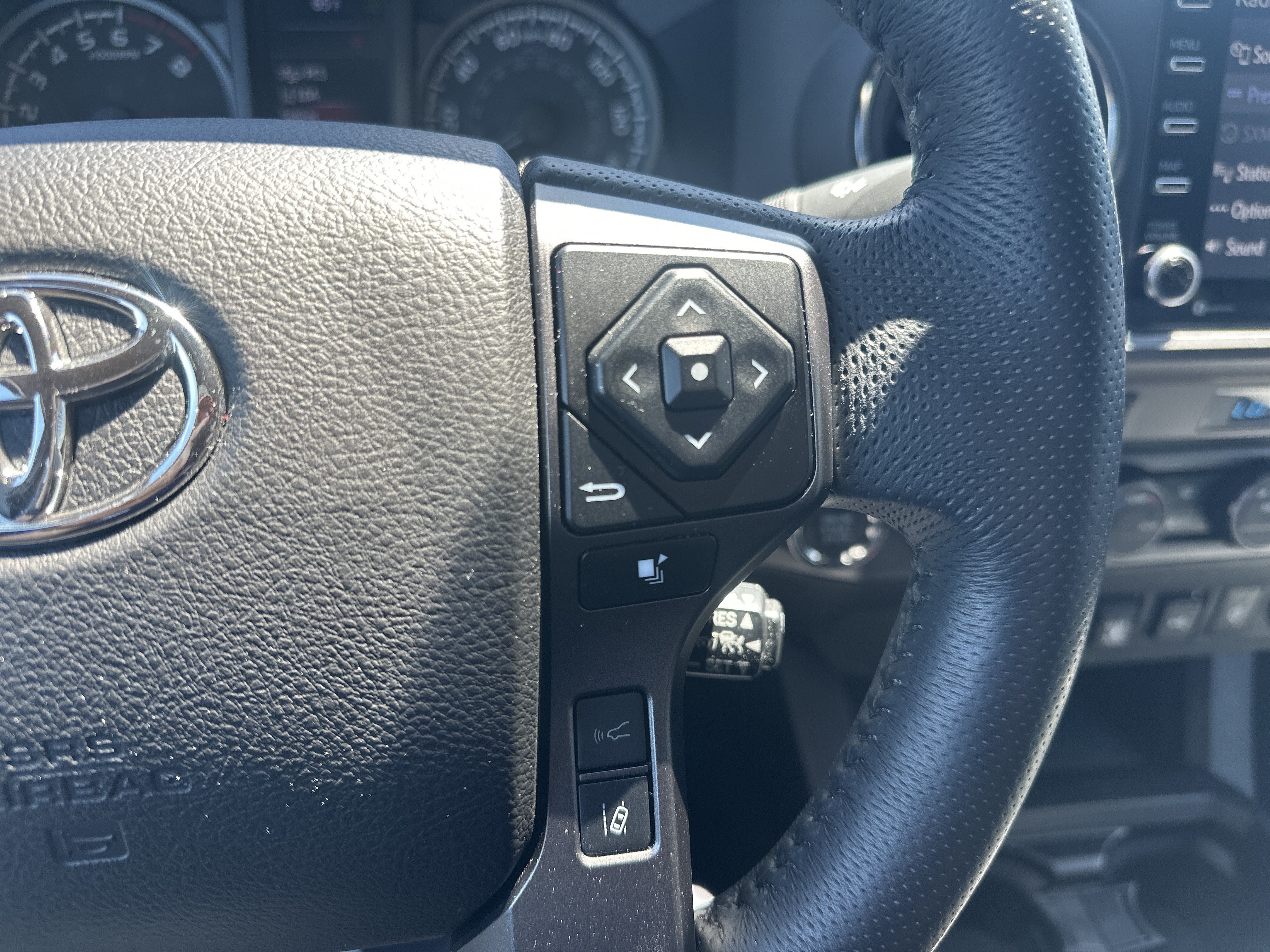 Used 2022 Toyota Tacoma TRD Sport w/ Black Out Package (TMS) AWD/4WD image 21