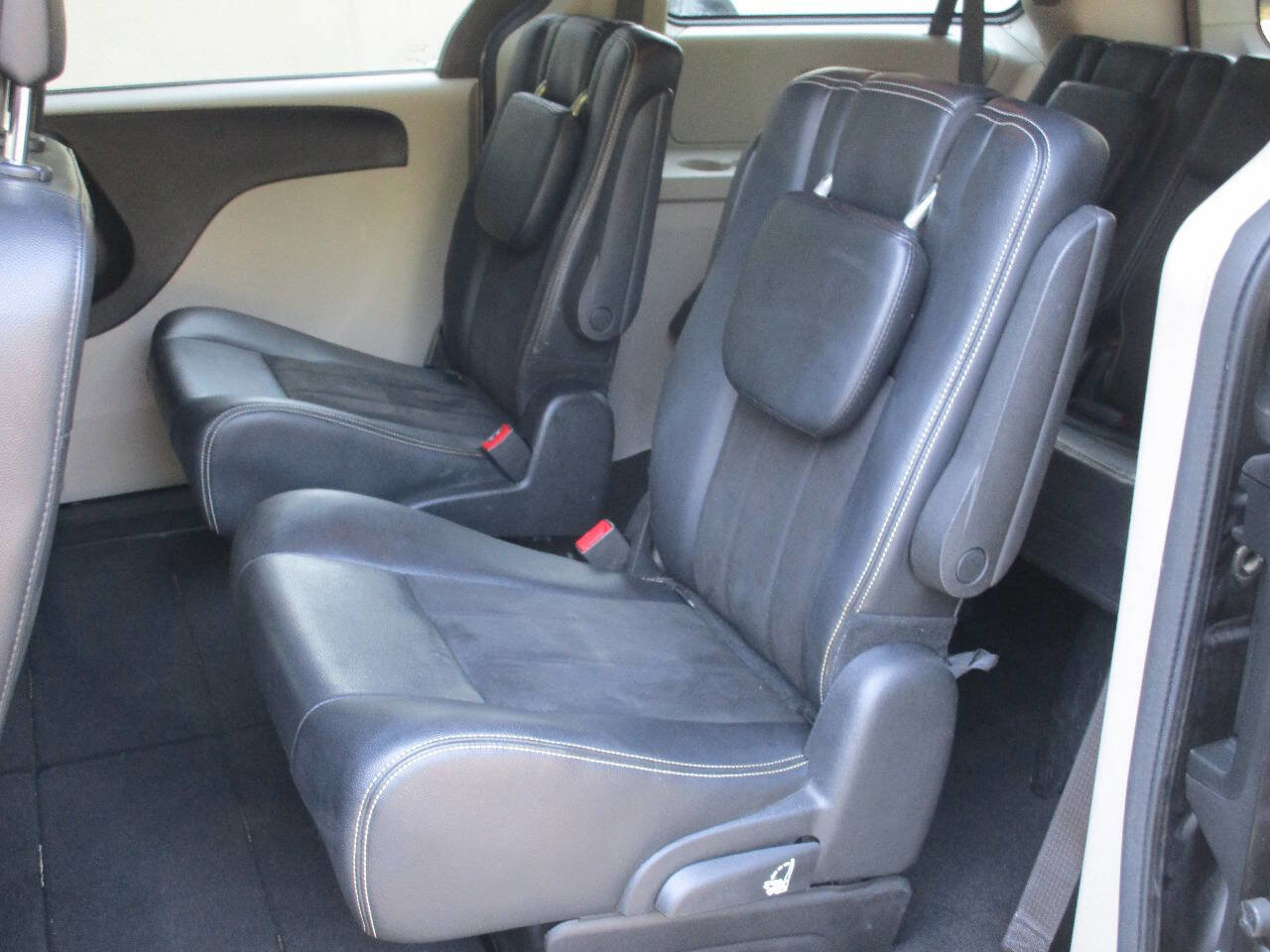 Used 2019 Dodge Grand Caravan SXT image 11