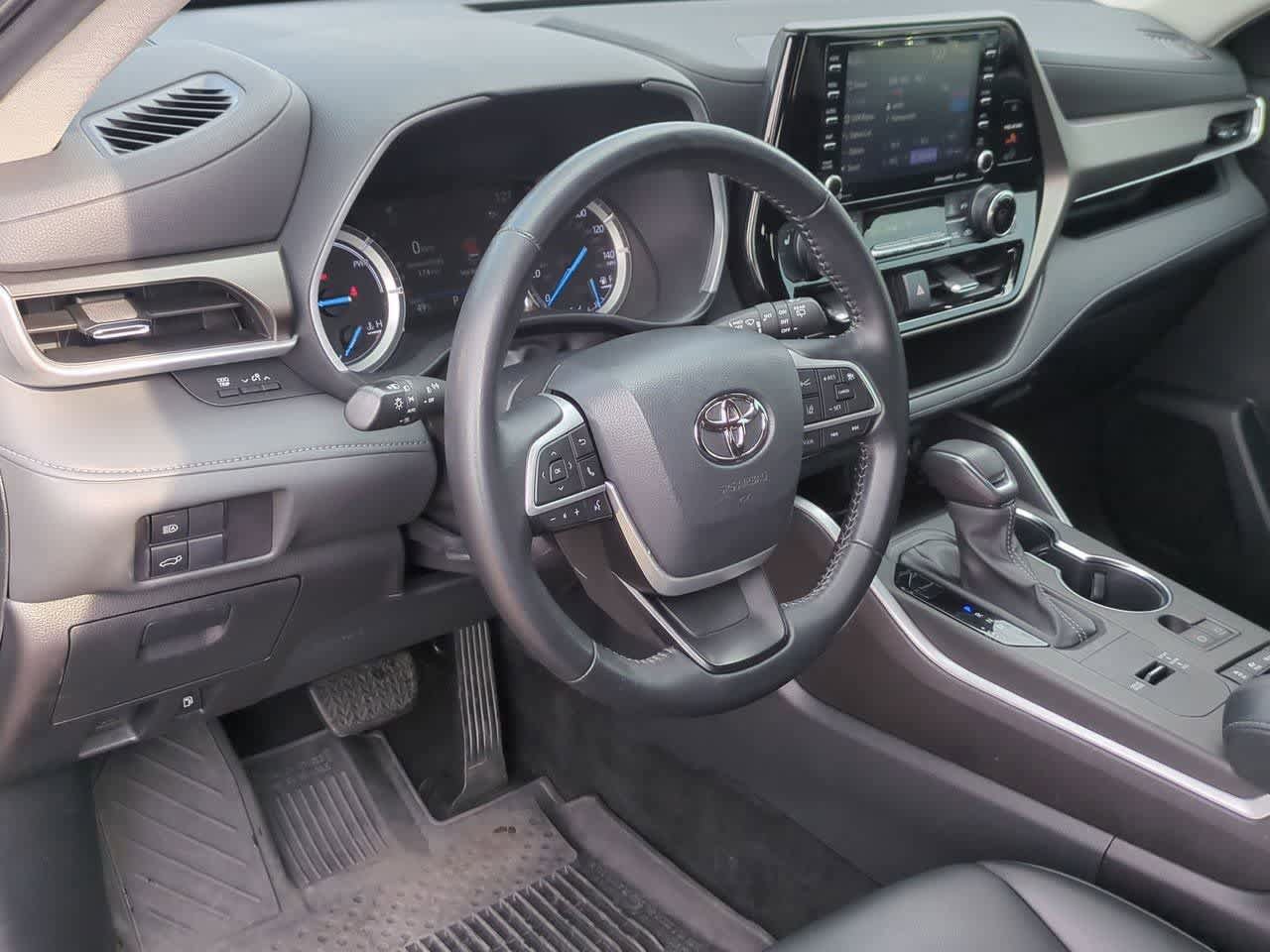 Used 2022 Toyota Highlander XLE image 2