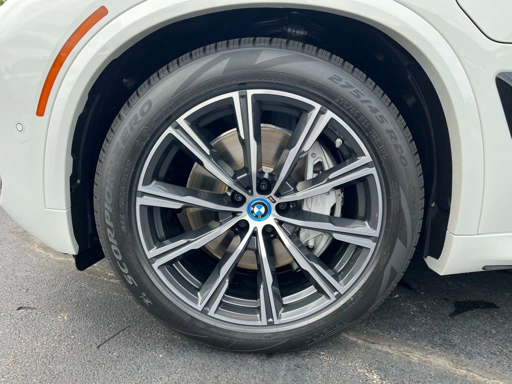 Certified 2025 BMW X5 xDrive50e w/ M Sport Package image 9