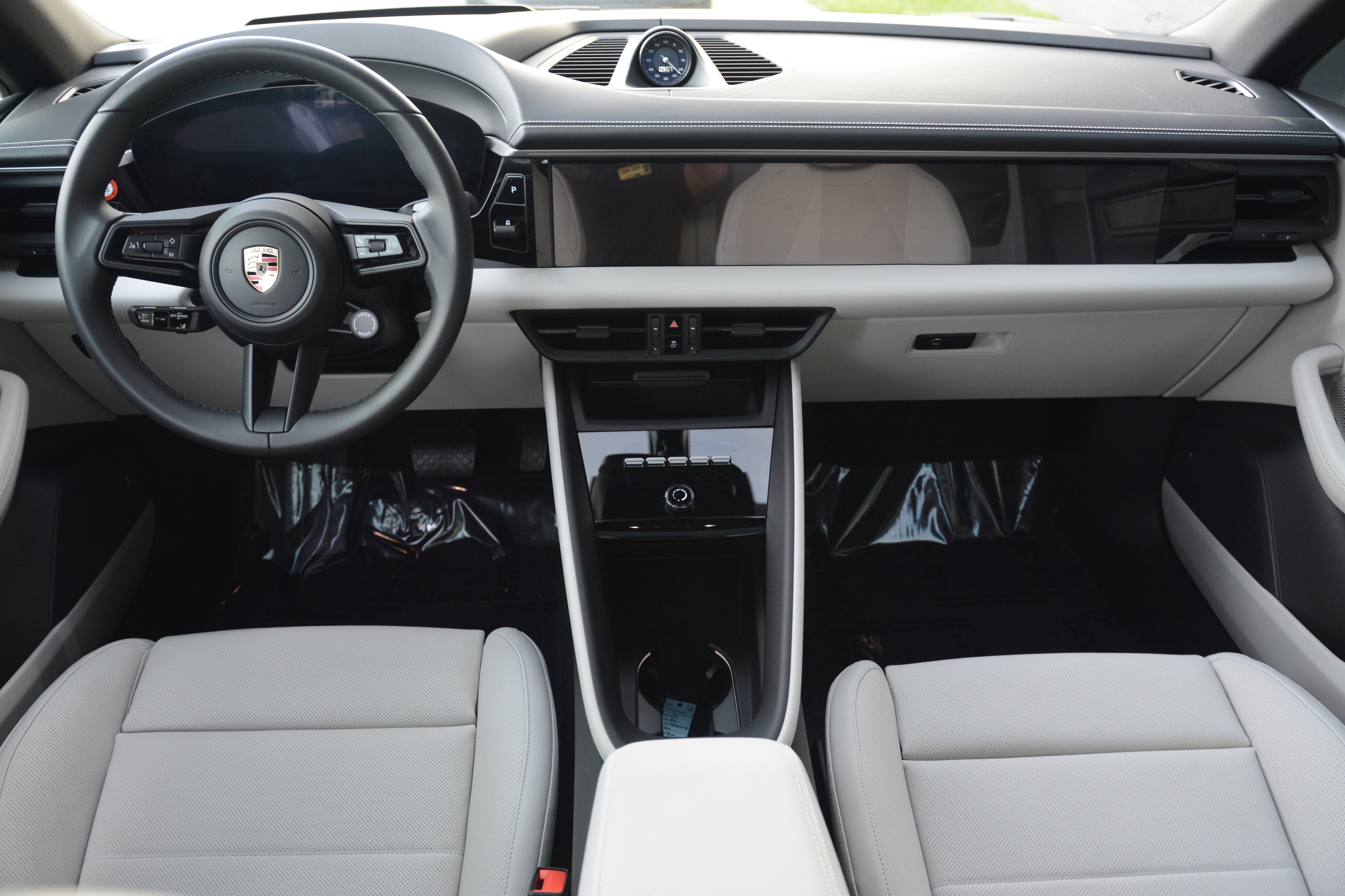 Certified 2025 Porsche Macan 4 Electric image 12