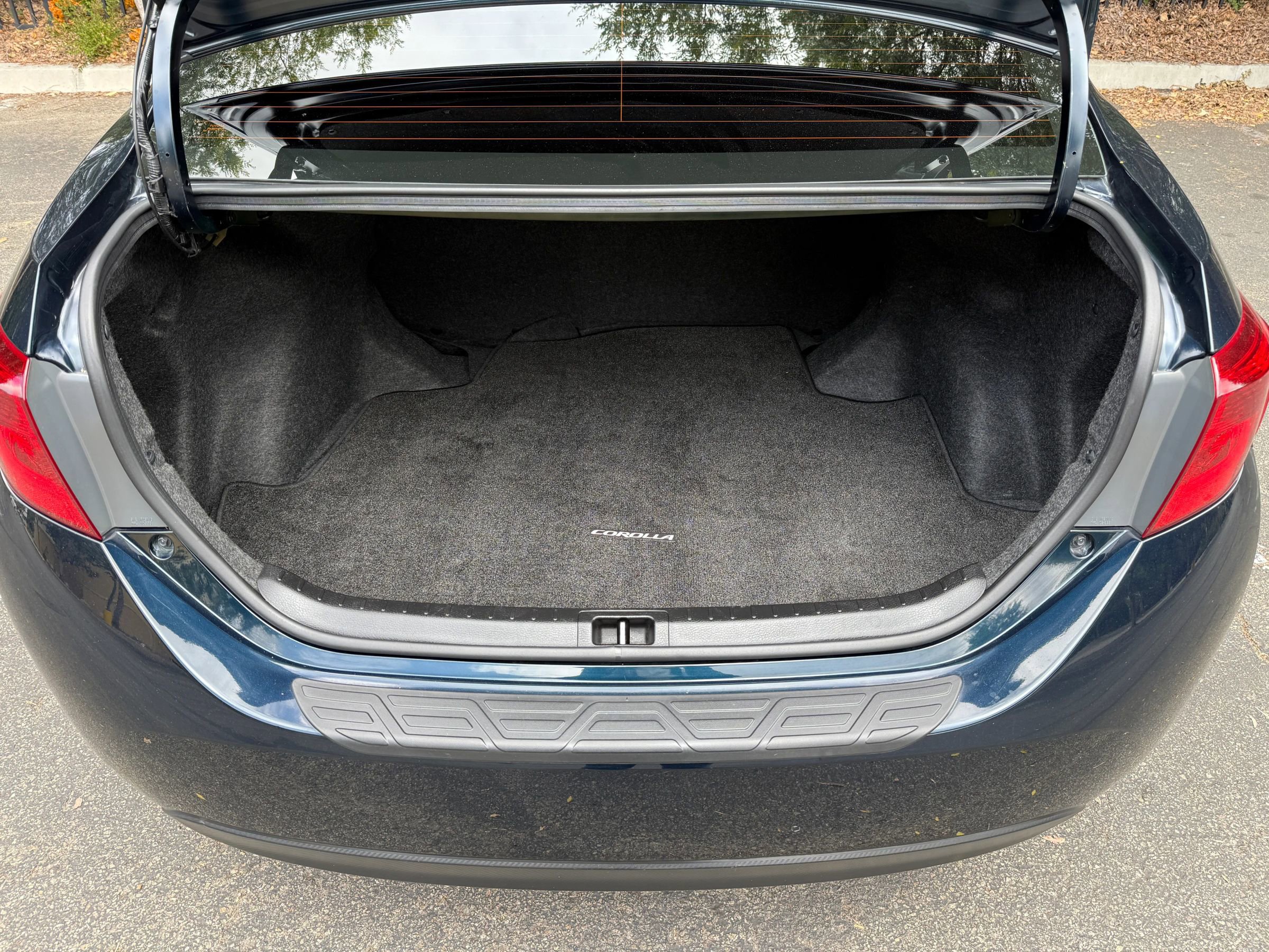 Used 2019 Toyota Corolla SE w/ Carpet Mat Package (TMS) FWD image 23