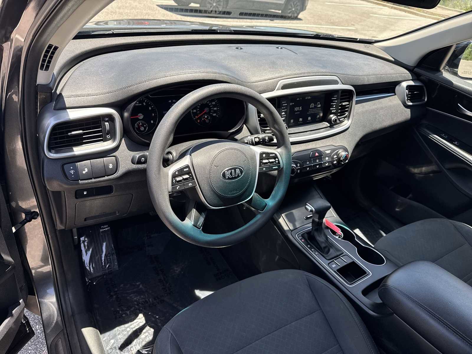 Used 2020 Kia Sorento LX FWD image 2