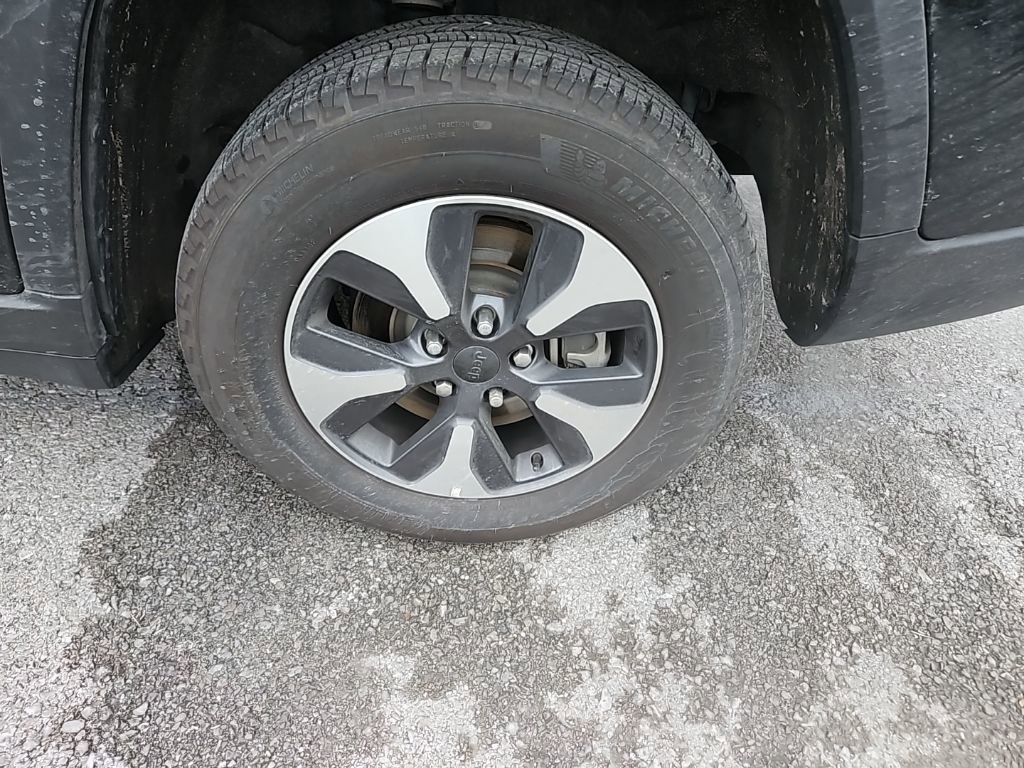 Used 2023 Jeep Grand Cherokee L Laredo image 12