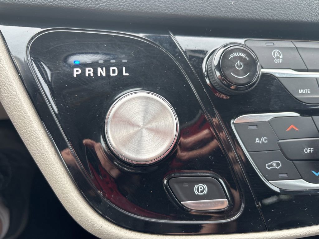 Used 2018 Chrysler Pacifica Touring-L FWD image 27
