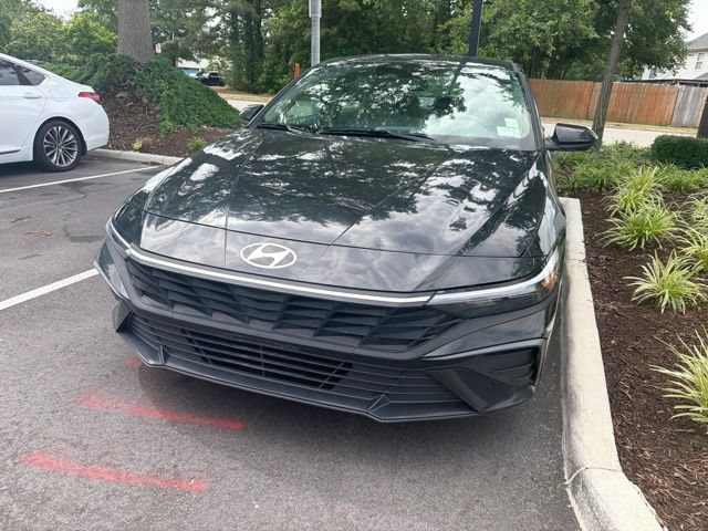 Used 2024 Hyundai Elantra SE FWD image 4