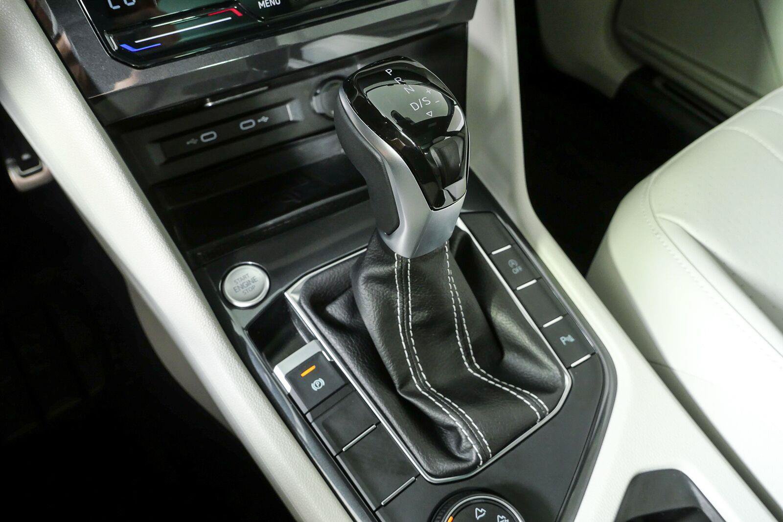 Certified 2024 Volkswagen Tiguan SE R-Line AWD/4WD image 15
