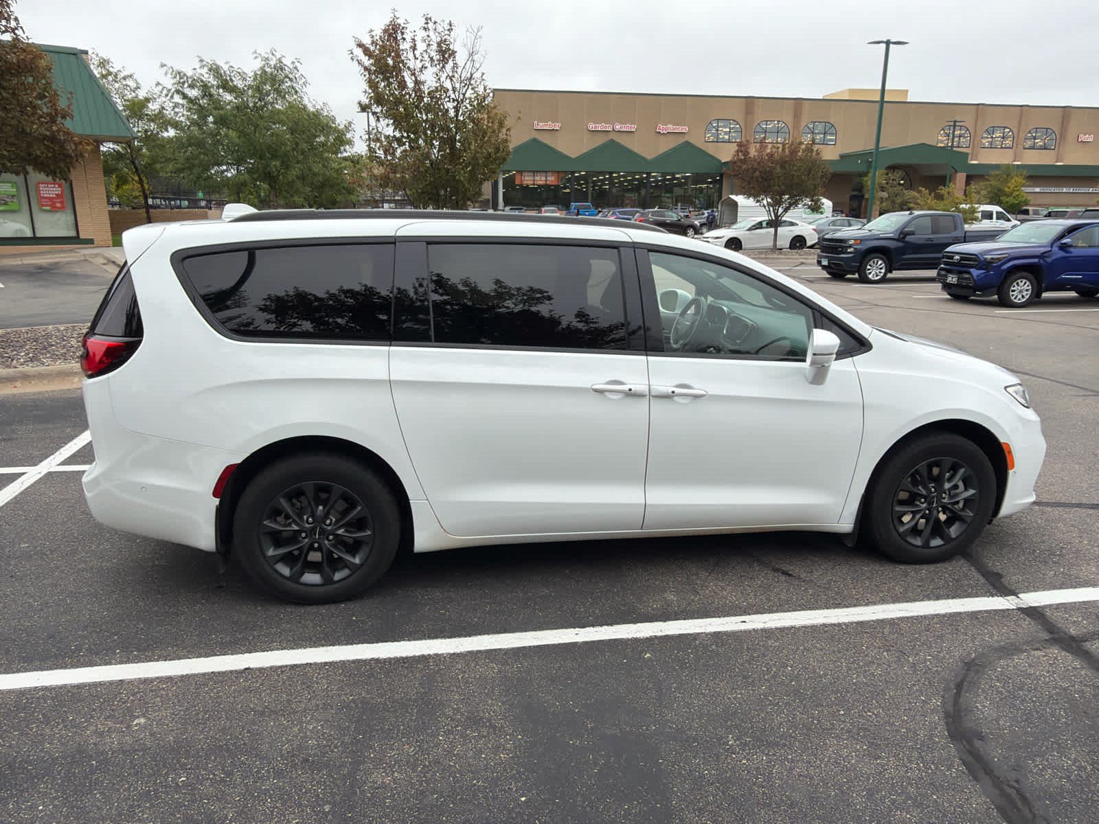 Used 2021 Chrysler Pacifica Limited w/ Uconnect Theater Family Group AWD/4WD image 4
