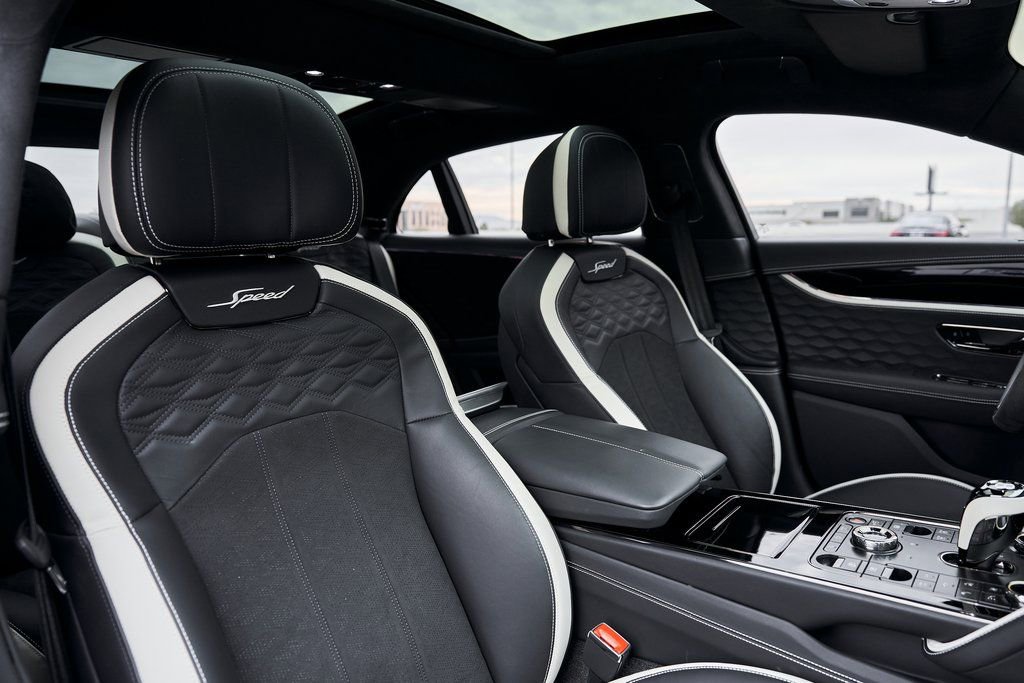 Used 2025 Bentley Flying Spur Plug-In Hybrid image 44