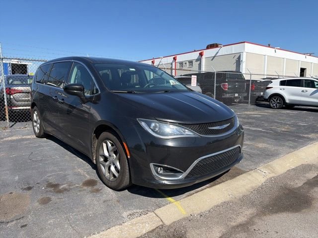 Used 2018 Chrysler Pacifica Touring Plus w/ Tire & Wheel Group FWD image 7