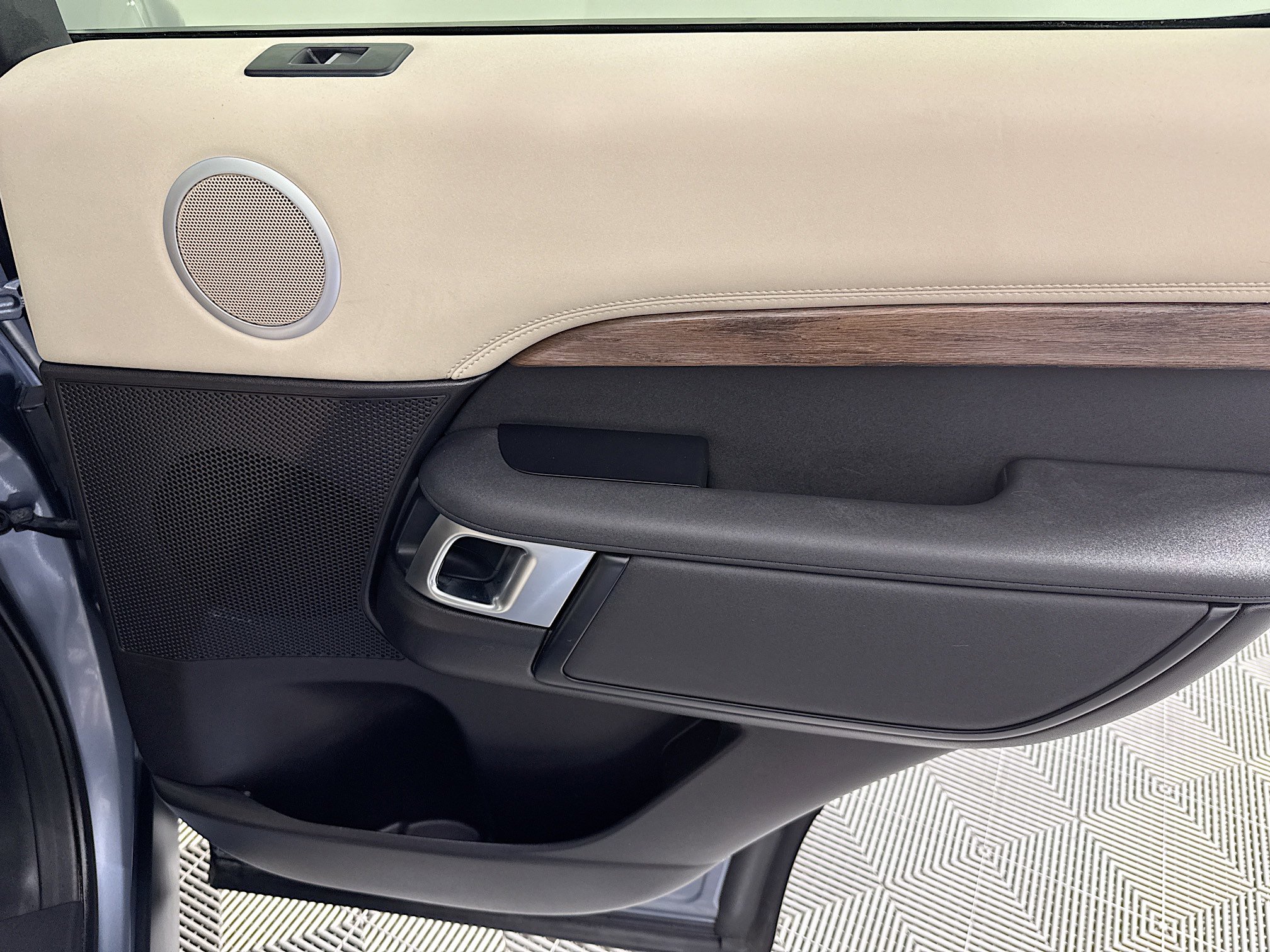 Used 2018 Land Rover Discovery HSE image 27